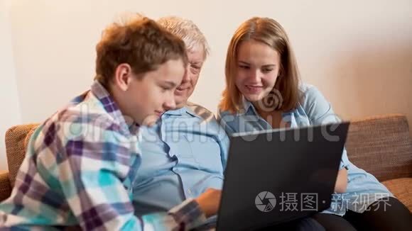 年轻人和老年人学习笔记本电脑视频