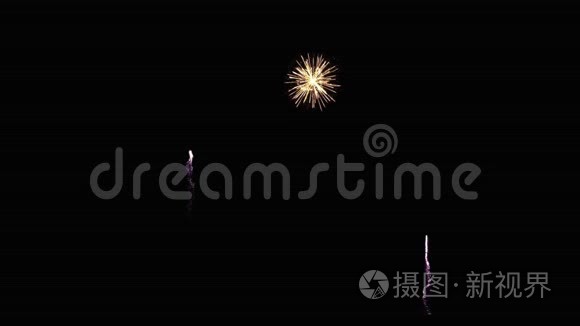 金色的字母，德国新年快乐，迎着灿烂的节日烟花