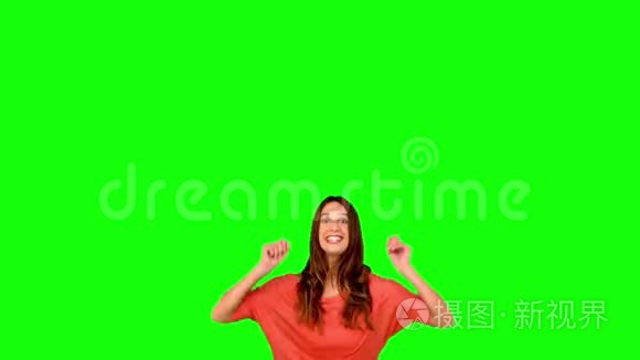 女人在绿色屏幕上举起手臂跳跃视频