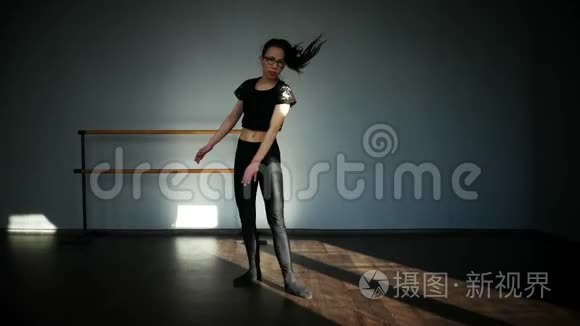 舞蹈班的年轻女子视频