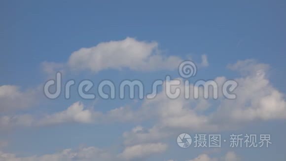 白云在蓝天上快速飞翔视频