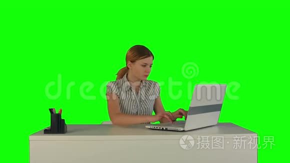 女商人在绿色屏幕上的笔记本电脑上工作