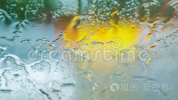 暴雨下的雨水在汽车玻璃上视频