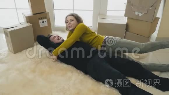 新婚夫妇在新房子里玩得很开心视频