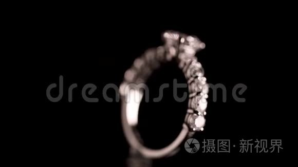 黑色背景上的钻石戒指视频