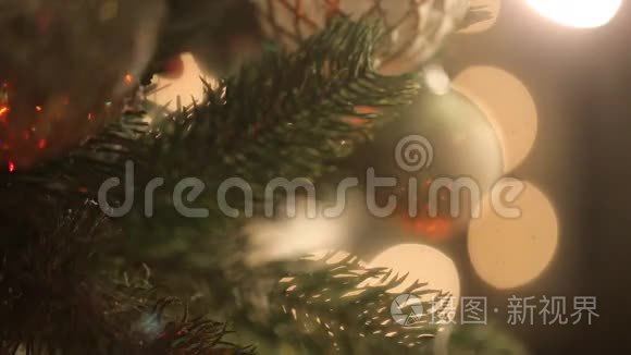 女孩挂在漂亮的圣诞树玩具上