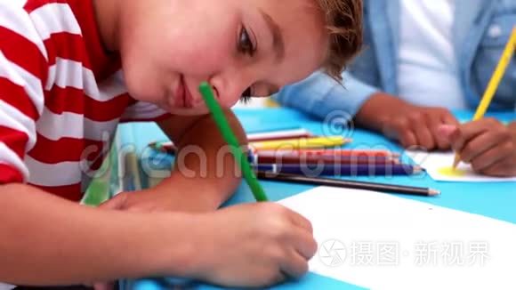 可爱的小男孩在教室里着色视频