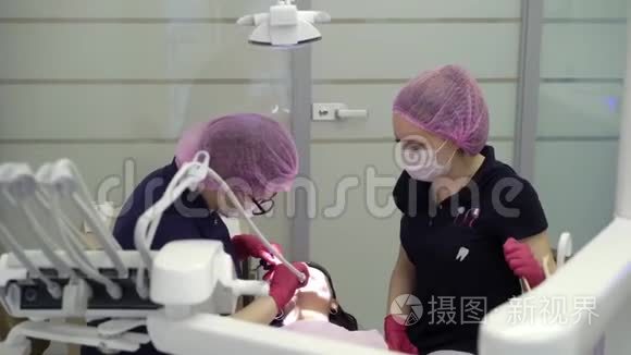 牙科医生为女性病人工作视频