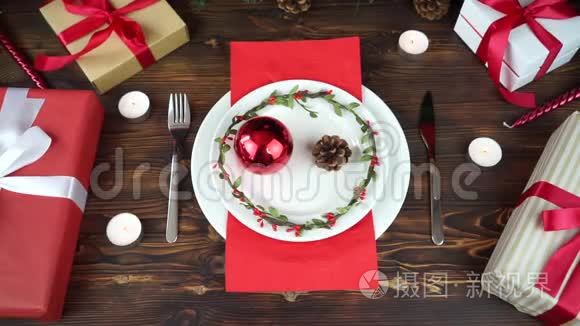 圣诞餐桌上空盘子和礼物视频