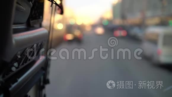 公共汽车在城市里行驶视频