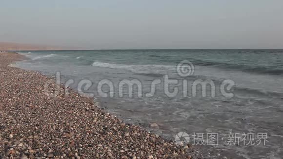 波浪溅沙海岸