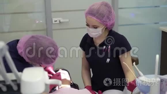 牙科医生为女性病人工作视频