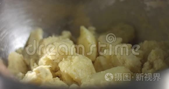 烹饪马铃薯面包玉米饼视频