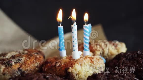 灰色背景下带有蜡烛的生日蛋糕