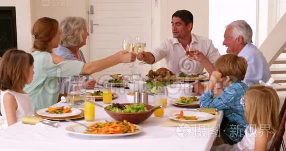 一家人在晚餐时品尝美食视频