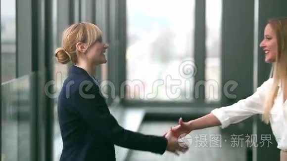 两个女商人握手