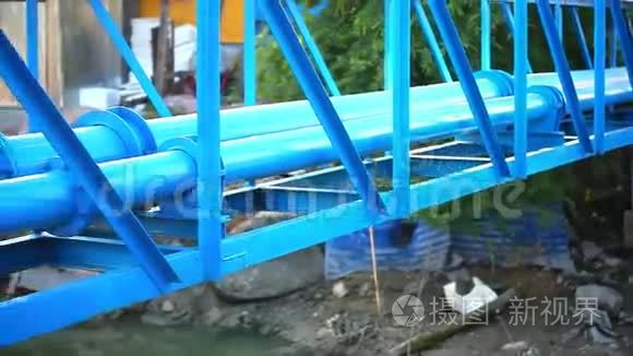 靠近大桥的工业蓝色管道视频