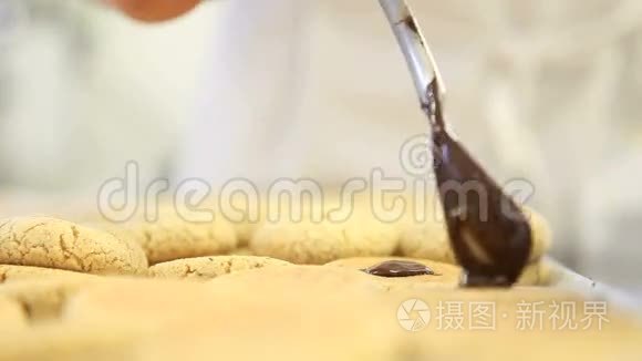 糕点厨师准备巧克力饼干视频
