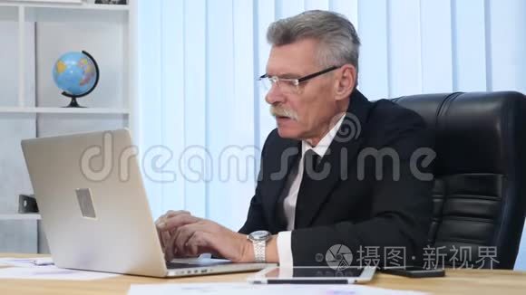 商人在看手提电脑屏幕时喝咖啡视频