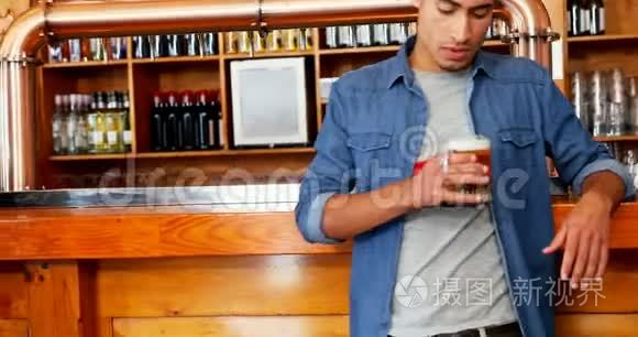 在酒吧喝啤酒的男人视频
