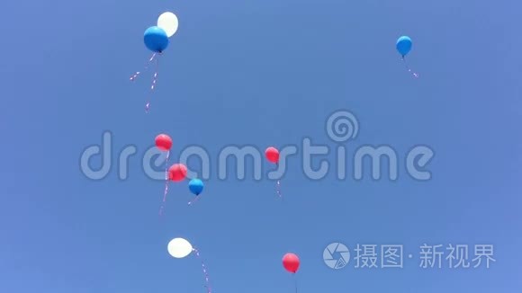 空中飞起的彩色气球视频