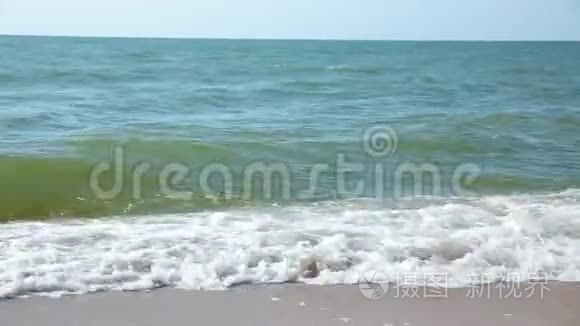 大海上的波浪，海洋。 海滩。