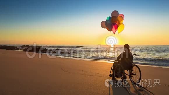 海滩上快乐的女人拿着气球