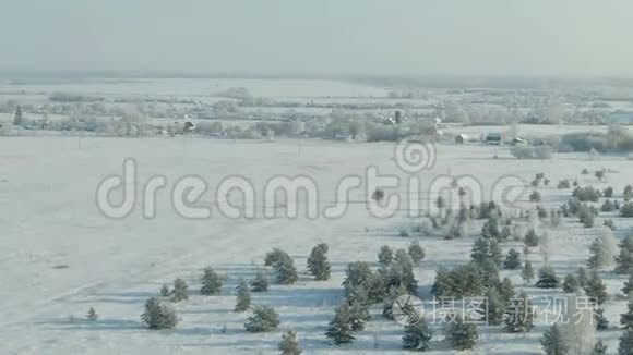 冬天，田野里覆盖着雪. 鸟瞰：冬季景观乡村，森林，田野.. 冬季