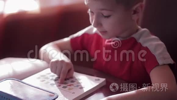 孩子在家学习读书