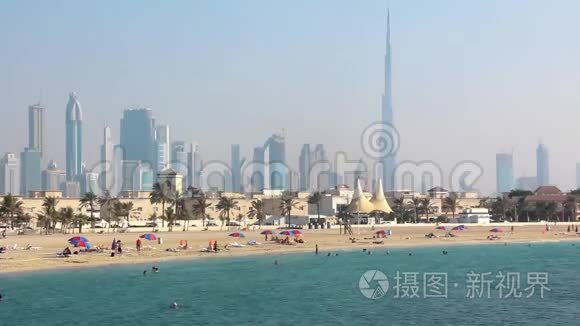 波斯湾Jumeirah海滩、迪拜市中心和阿拉伯联合酋长国Burj Khalifa