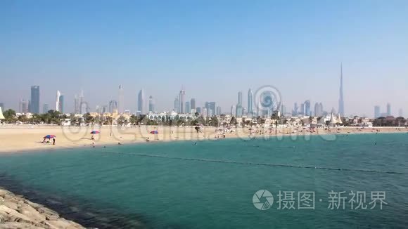波斯湾Jumeirah海滩、迪拜市中心和阿拉伯联合酋长国Burj Khalifa