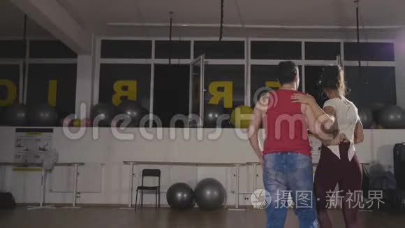 两个男人和女人练习巴切塔舞视频