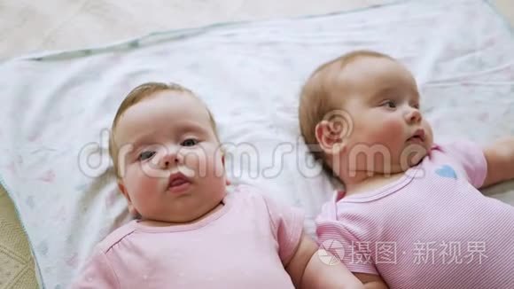 穿粉色衣服的女孩双胞胎姐妹视频