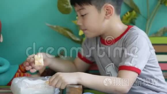 小亚裔男孩在家吃零食视频