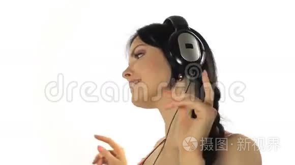 音乐。 听着耳机跳舞的女人