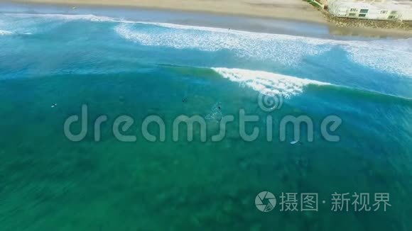 平静的太平洋和水中冲浪者视频