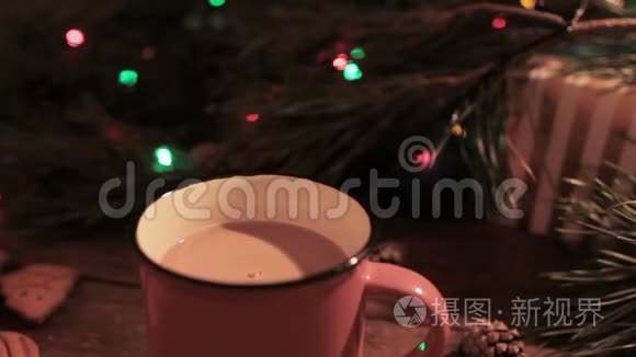 带杯拿铁的美味圣诞假期视频
