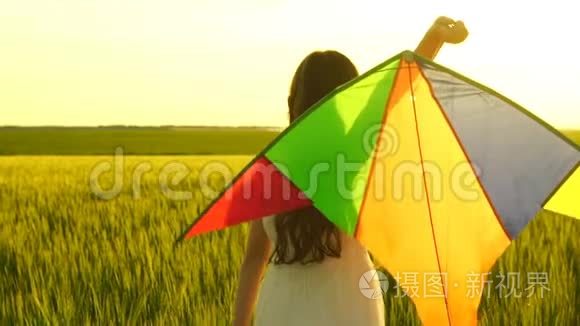 女孩带着风筝到处跑。