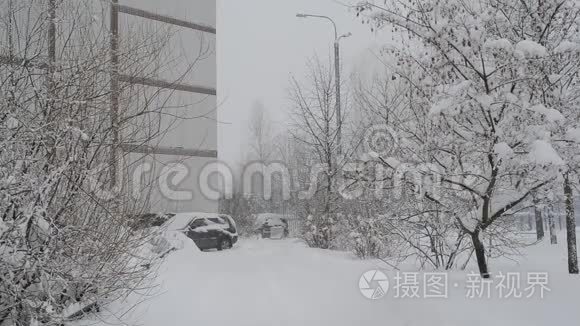 俄罗斯莫斯科大雪期间冬季城市景观