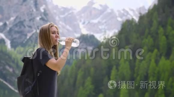 年轻的女人在喝水视频