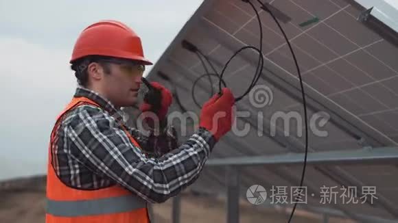 工人安装太阳能电池板视频