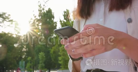 女士使用电话户外