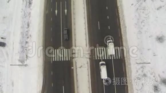 冬季用汽车高速公路的空中拍摄视频