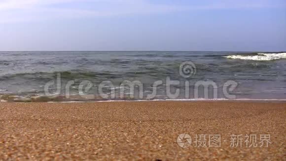 海浪在沙滩上破碎视频