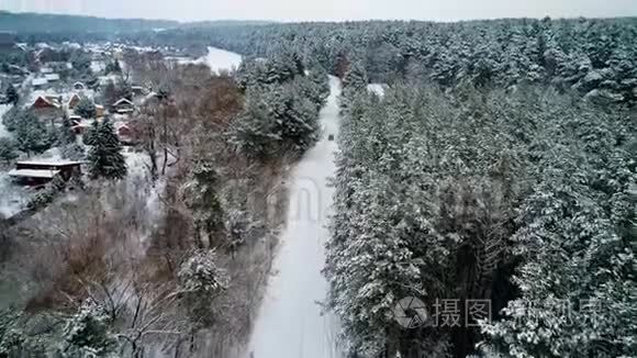 冬季森林中汽车行驶的鸟瞰图视频