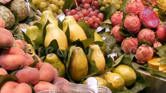 2017年9月22日-西班牙巴塞罗那，博奎利亚食品市场：一个巨大的柜台与热带水果，芒果。视频的预览图