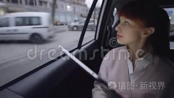 女人在使用平板电脑时透过窗户视频