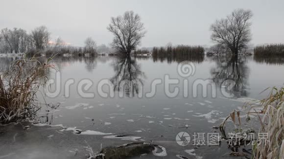 哈维尔河景观勃兰登堡，德国冬季与冰雪。 流动的水。