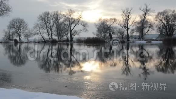 哈维尔河景观勃兰登堡，德国冬季与冰雪。 流动的水。