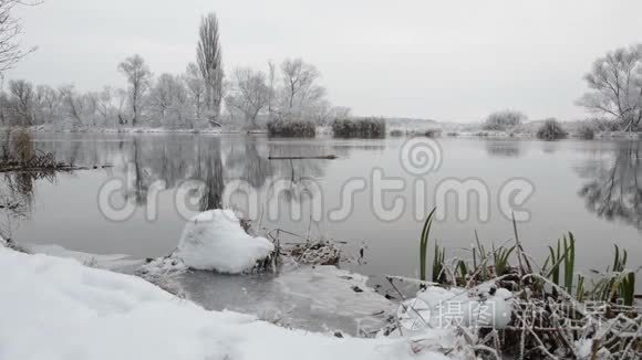 哈维尔河景观勃兰登堡，德国冬季与冰雪。 流动的水。